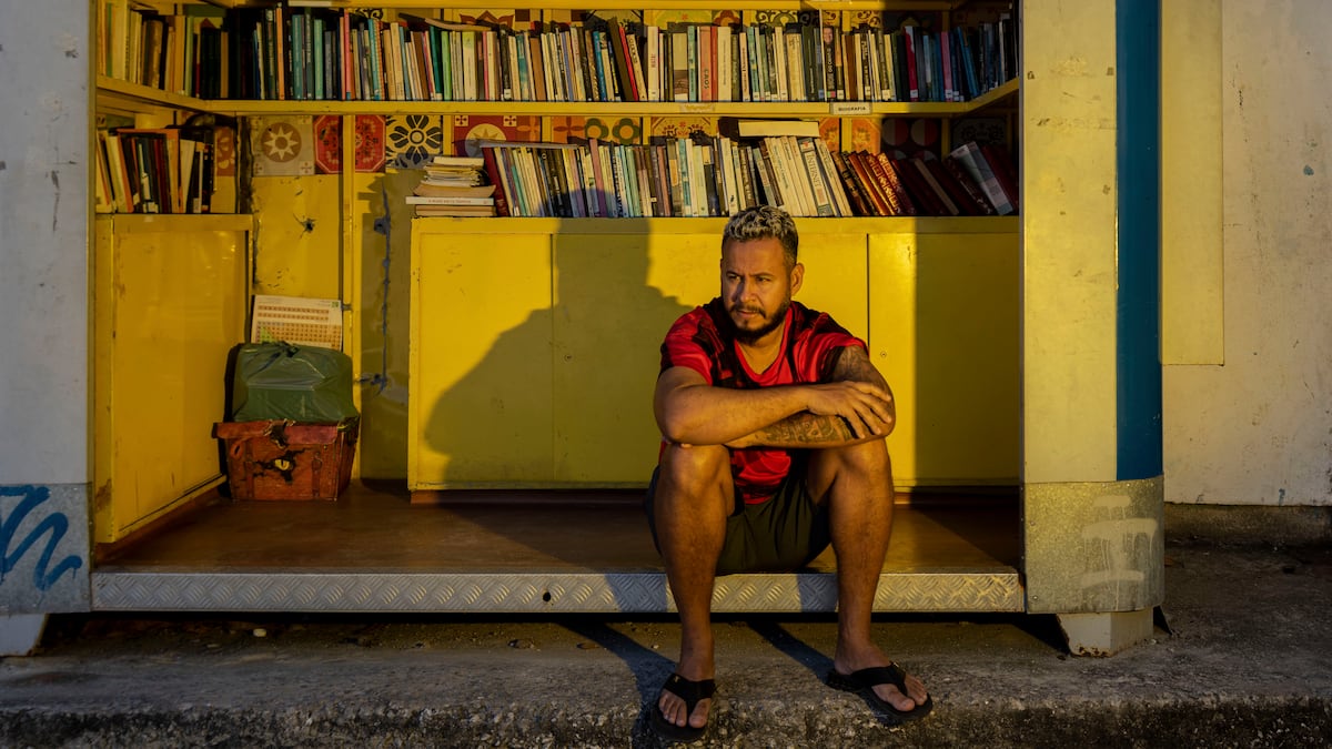 Bibliotecas comunitárias promovem leitura nas favelas do Rio de Janeiro Jessé Andarilho no bairro de Santa Cruz, Rio de Janeiro, em 17 de junho. (Foto: Leonardo Carrato)