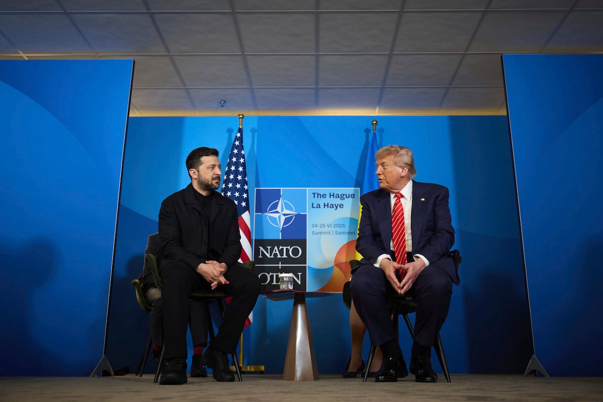 Ucrânia celebra promessa de Trump de retomar ajuda militar dos EUA Trump e Zelenskiy se encontram em Haia no dia 25 de junho. (Foto: CONTACTO via Europa Press)