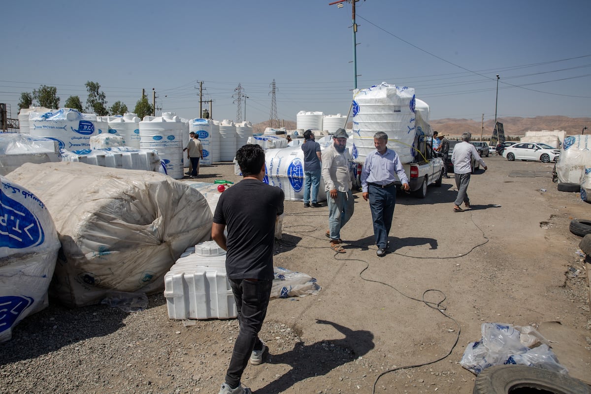 Irã enfrenta crise com seca, apagões e calor intenso que afetam a população Iranianos compram tanques de água devido à seca, no dia 23 de julho em Teerã. (Foto: Arash Khamooshi / Polaris / ContactoPhoto)