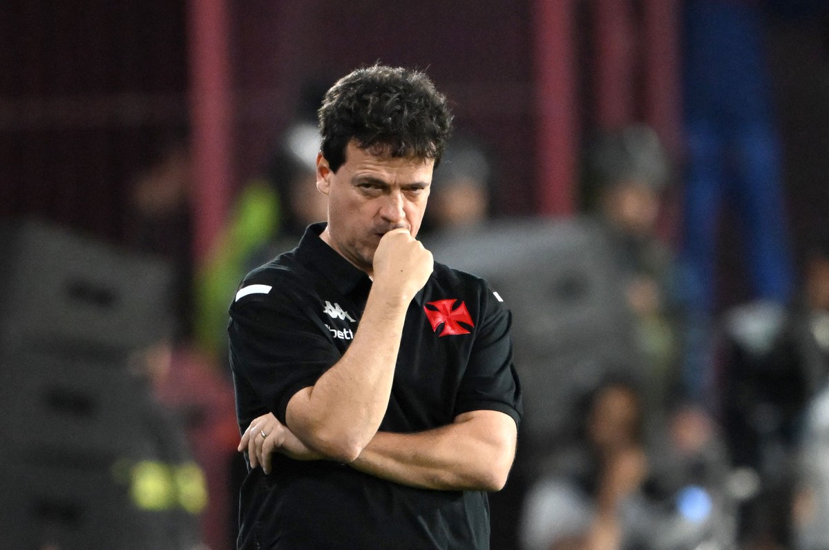 Diniz pondera entre apostar em jovens talentos e evitar riscos no Vasco Fernando Diniz (Foto: Luis ROBAYO / AFP)