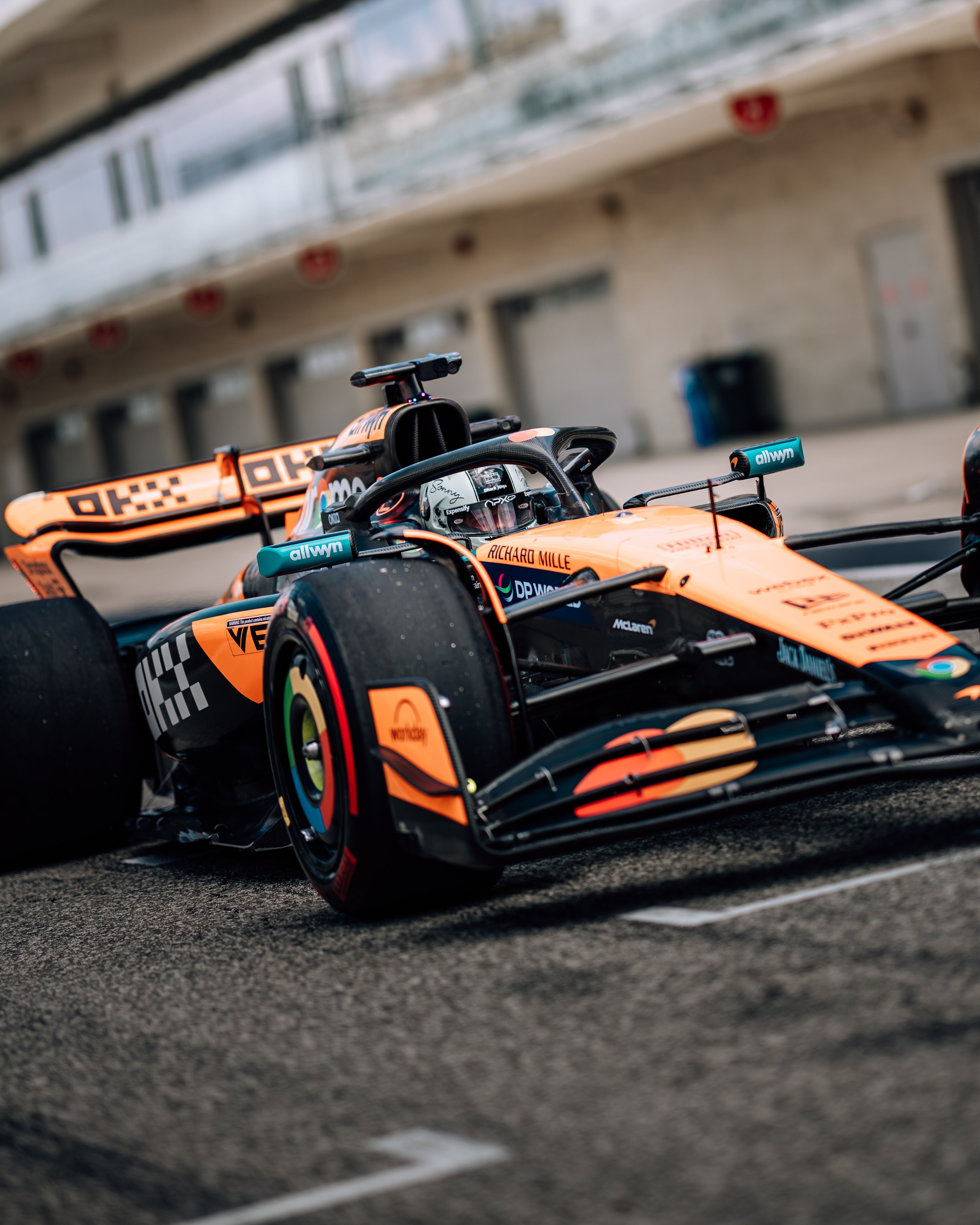 Brad Pitt acelera McLaren em circuito de Austin e impressiona fãs da Fórmula 1 Foto: Reprodução