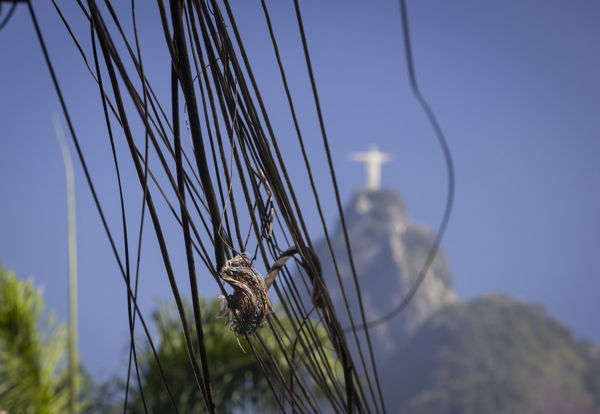 Cabos emaranhados e danificados da Light, no Rio (Foto: Marcia Foletto / Agência O Globo)