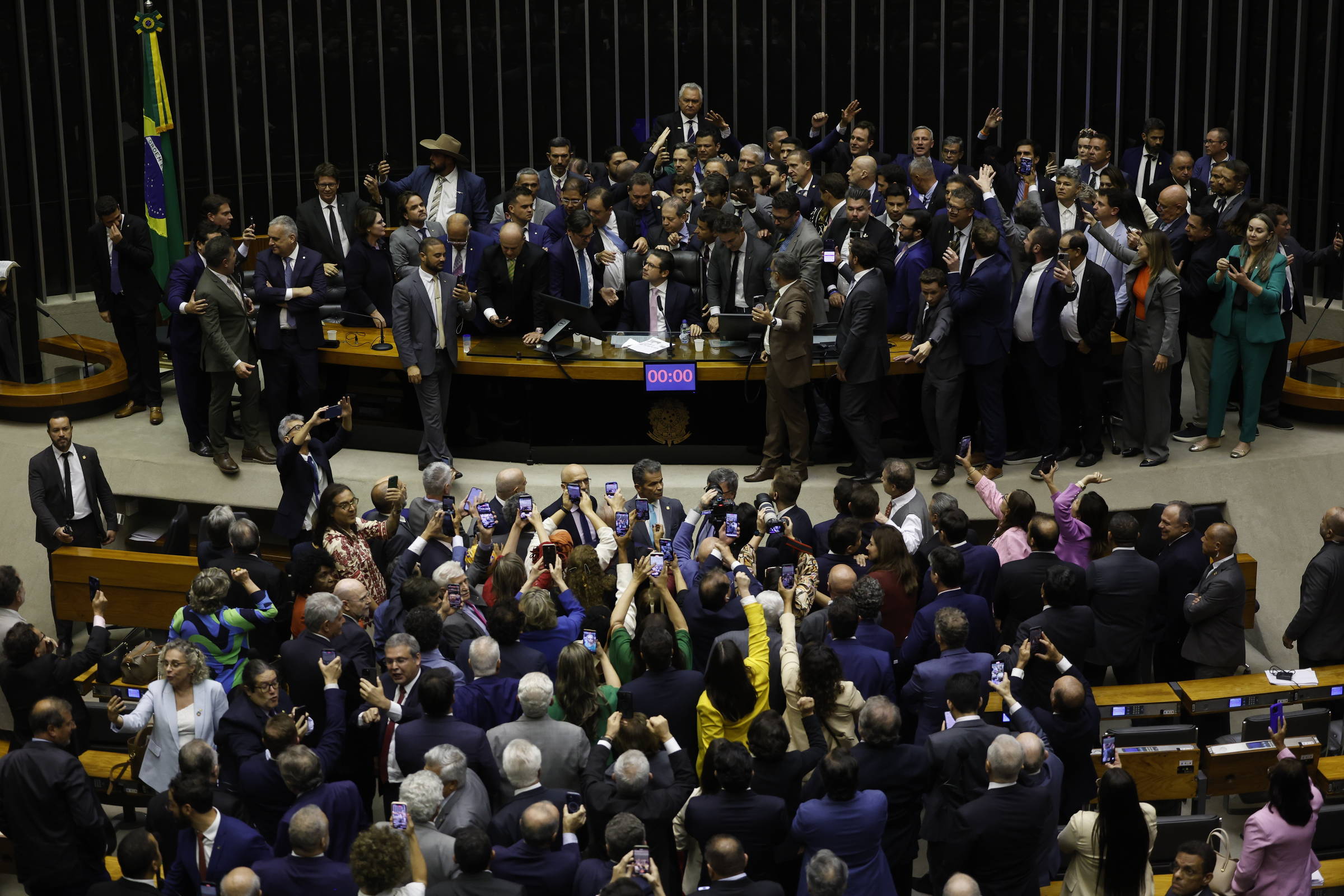 Hugo Motta reassume a cadeira de presidente no plenário da Câmara após partidos aliados negociarem acordo com a oposição (Foto: Pedro Ladeira --6.ago.25/Folhapress)