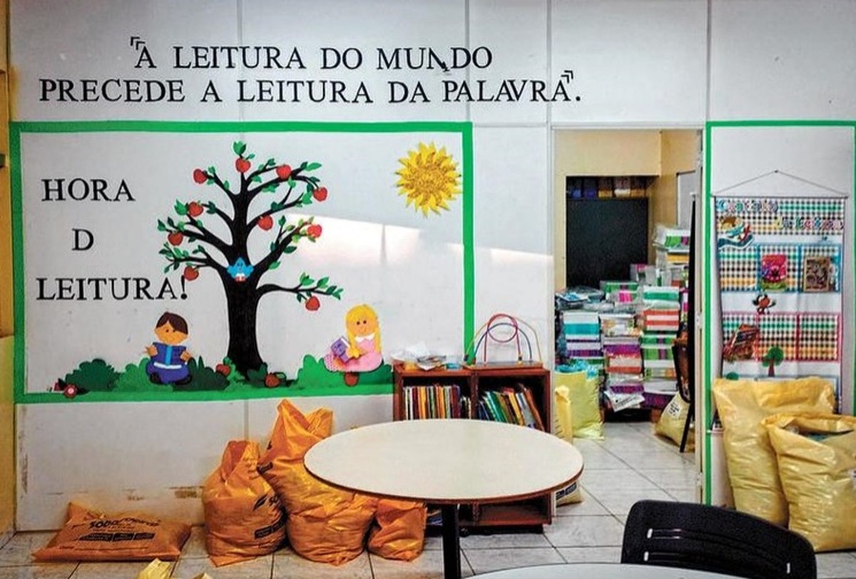 Mais da metade das escolas brasileiras carece de bibliotecas para formação de leitores A biblioteca da Escola Estância de Planaltina, no DF, funciona em uma sala pequena, com duas mesas, estantes quebradas e livros doados (Foto: Divulgação)