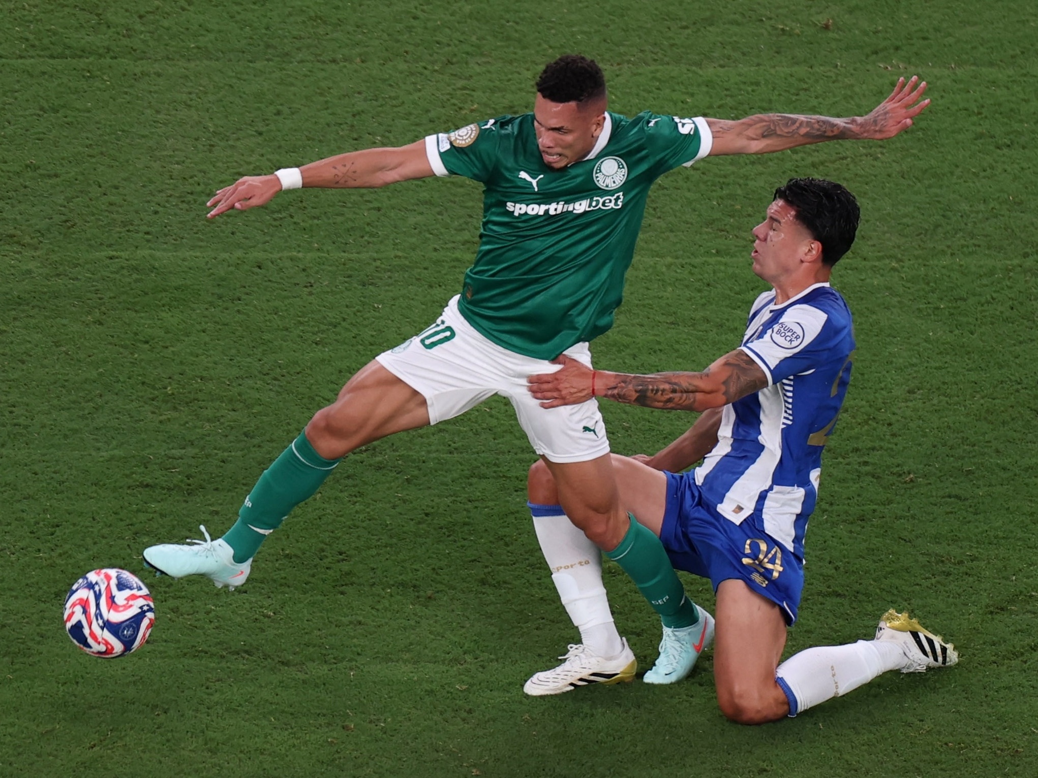 Paulinho durante Palmeiras x Porto, na estreia dos dois times: 0 a 0 com o pior europeu do Mundial (Foto: REUTERS/Mike Segar)