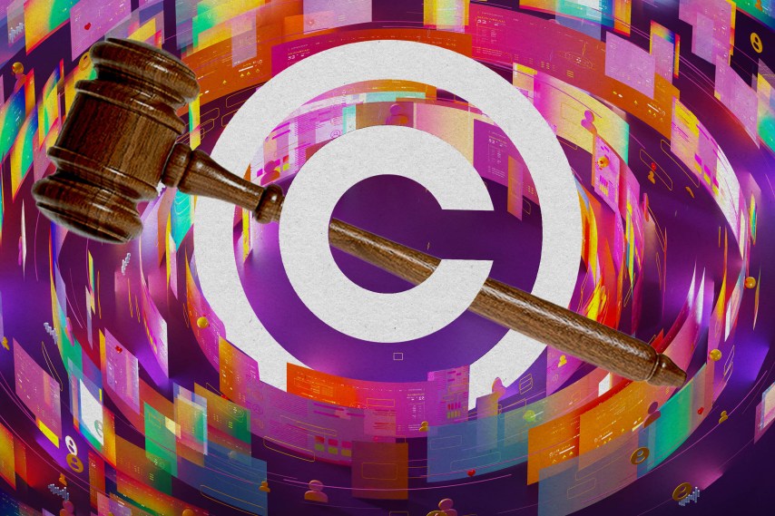 Novas diretrizes para processos judiciais sobre direitos autorais de inteligência artificial Símbolo de copyright cercado por telas digitais, com um martelo no meio. (Foto: Sarah Rogers/MITTR | Getty)