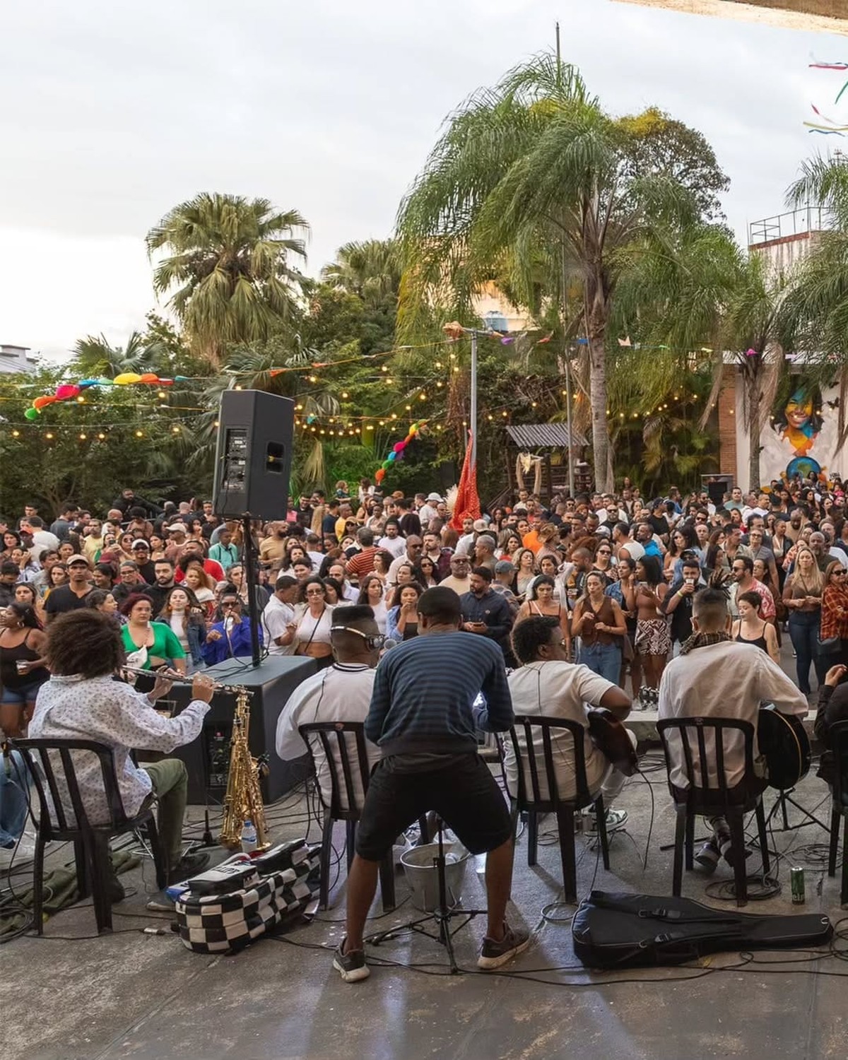 Rotina de moradores do Parque Glória Maria é marcada por barulho e lixo em Santa Teresa Samba realizado no Parque Glória Maria, em Santa Teresa (Foto: Reprodução)