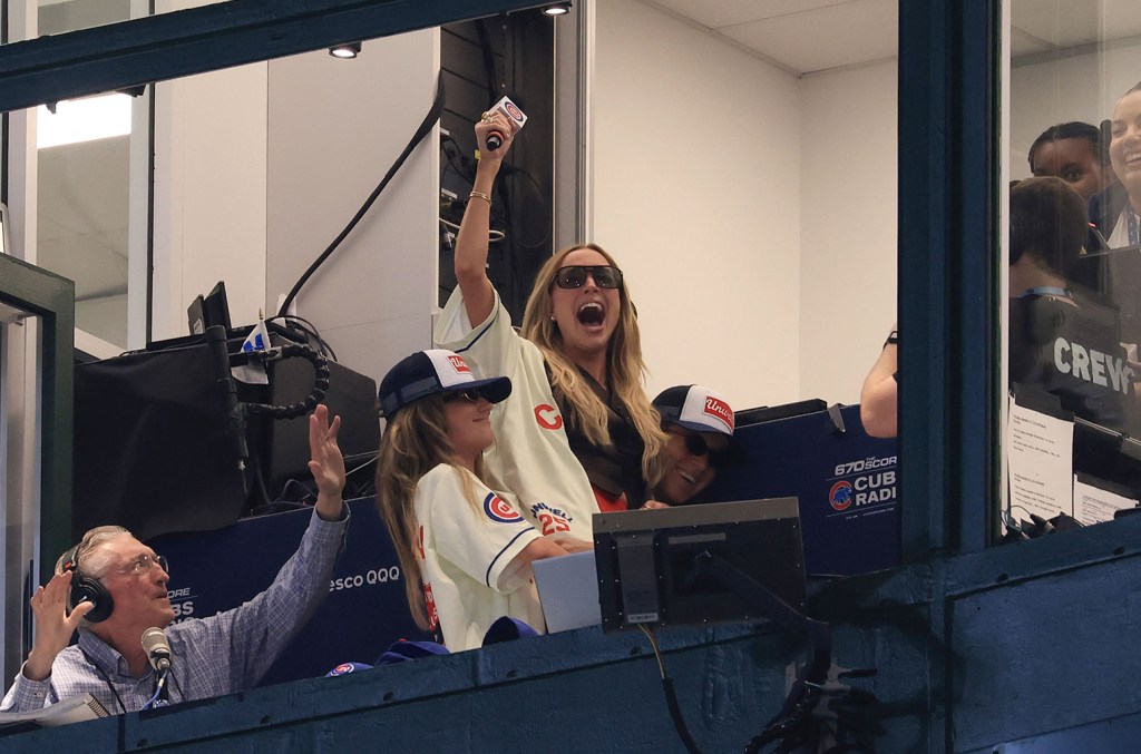 Alex Cooper faz performance divertida de 'Take Me Out to the Ball Game' em Chicago Alex Cooper, apresentadora do podcast “Call Her Daddy”, não se saiu bem ao cantar “Take Me Out to the Ball Game” durante o jogo do Chicago Cubs no dia 5 de julho. (Foto: Reprodução)