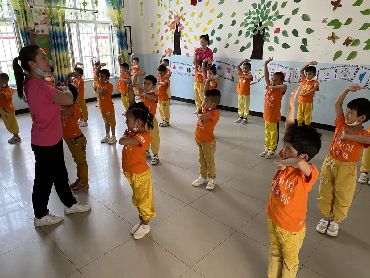 China implementa educação pré-escolar gratuita para enfrentar crise demográfica Crianças uigures em escola em Kashgar, na China (Foto: Marcelo Ninio/Agência O Globo)