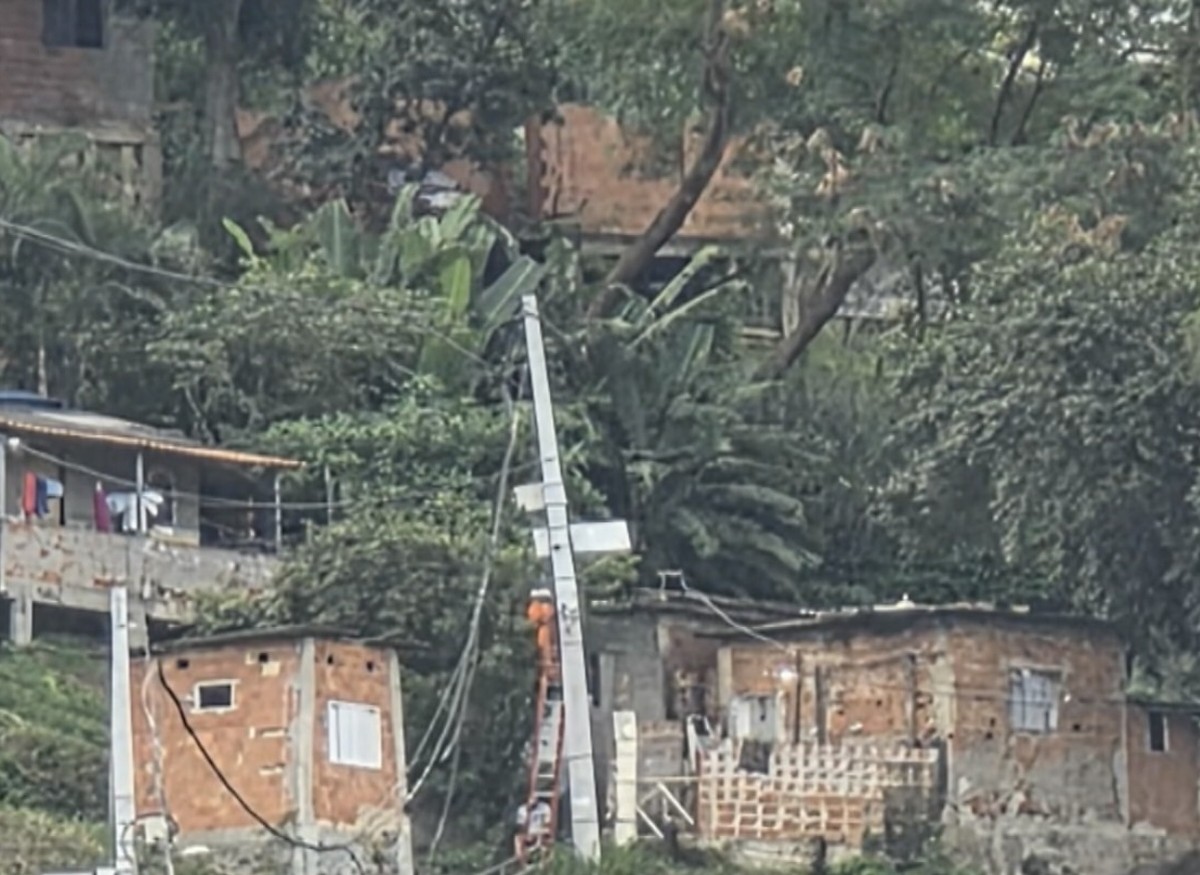 Traficante morto no Morro dos Macacos instalou internet na comunidade antes da morte Equipamentos da central de internet no Morro dos Macacos — Foto: Reprodução/TV Globo