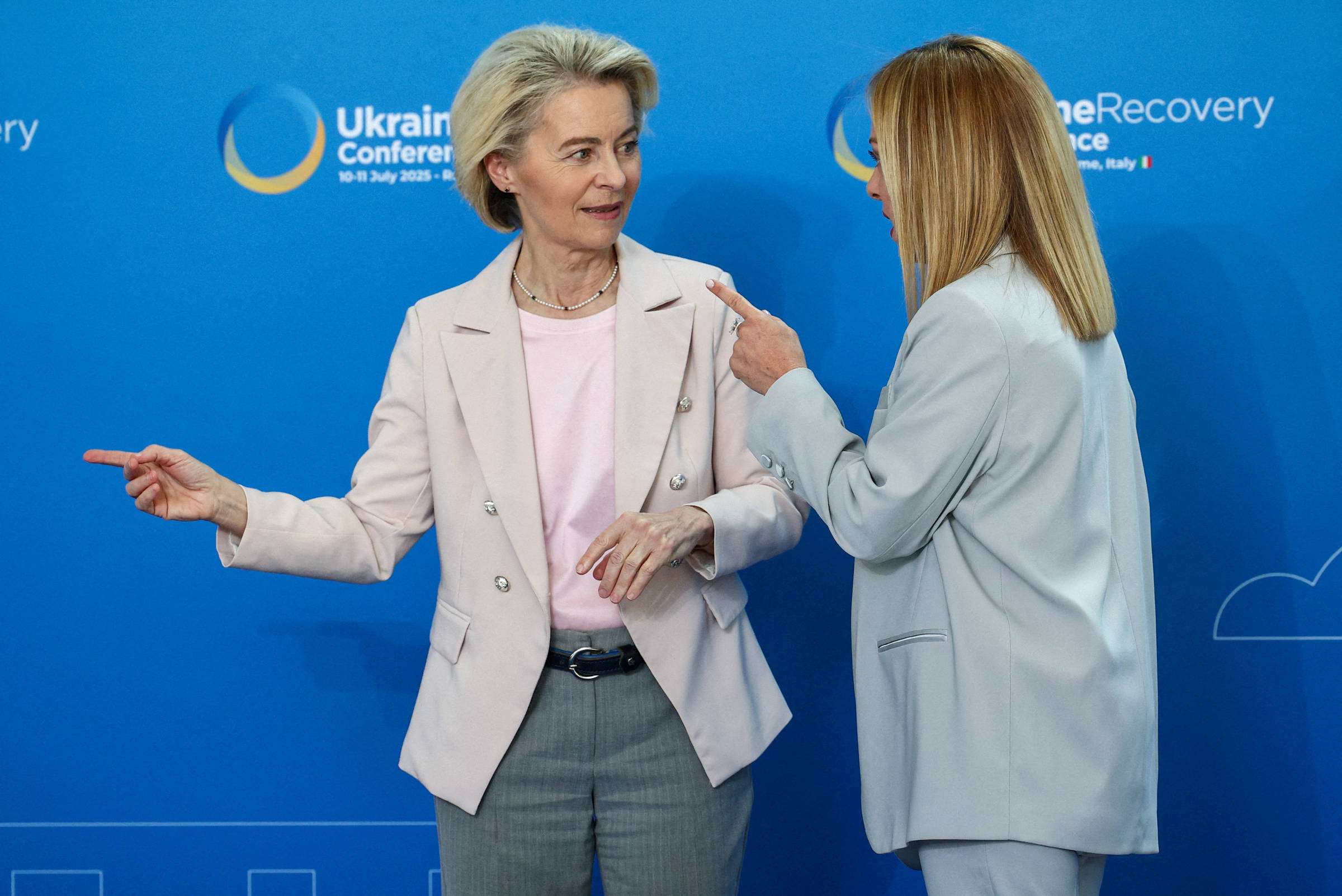Parlamento Europeu rejeita moção de censura contra presidente da Comissão Europeia A premiê italiana, Giorgia Meloni, recebe a presidente da Comissão Europeia, Ursula von der Leyen, em conferência sobre a reconstrução da Ucrânia, em Roma, nesta quinta-feira (10) (Foto: Guglielmo Mangiapane/Reuters).