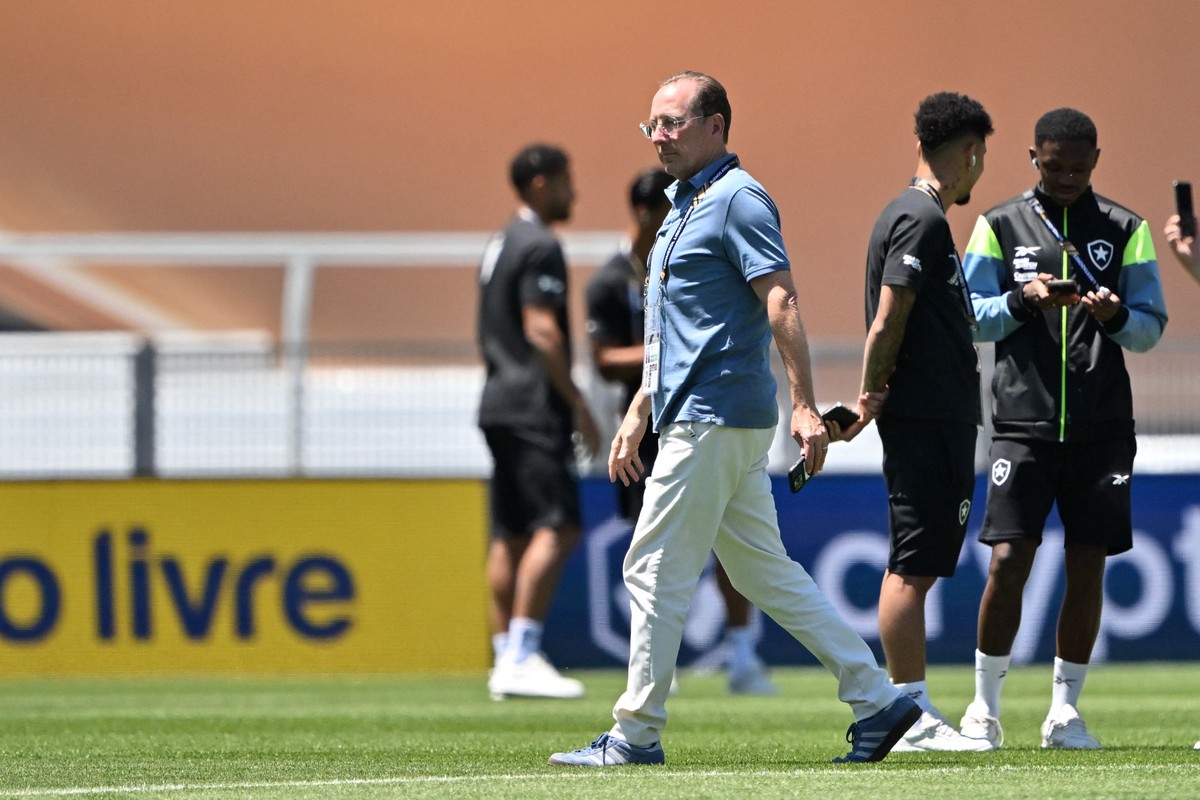 John Textor no gramado do Monumental de Núñez (Foto: Luis ROBAYO/AFP)