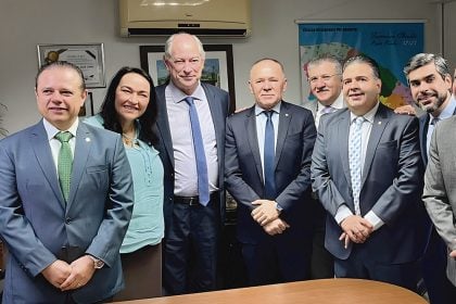 Conflitos revelam laços inesperados entre inimigos íntimos Encontro. Ciro trocou afagos com Alcides Fernandes (gravata azul marinho), pai de André Fernandes, o radical bolsonarista derrotado nas eleições de Fortaleza (Foto: Redes Sociais)
