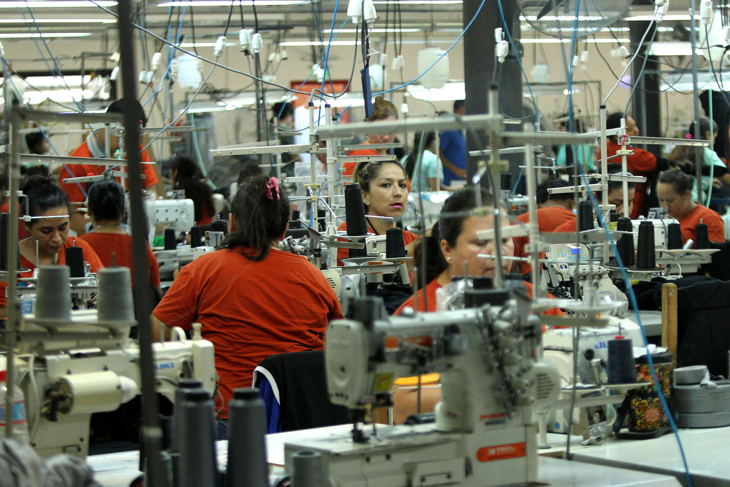 Brasileiras lideram busca por empresas com menos impostos no Paraguai Oficina de costura dedicada à fabricação de vestuário feminino sob o regime de maquila no Paraguai (Foto: Marta Escurra/Folhapress)