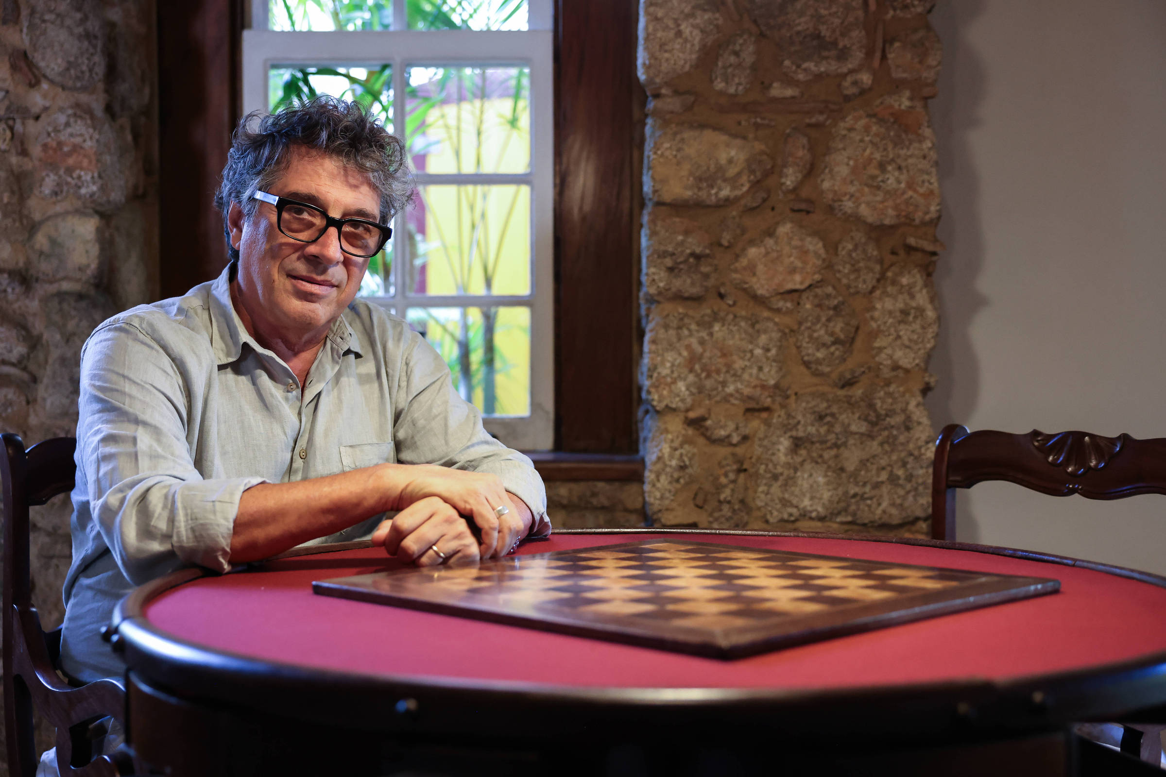 Sandro Veronesi apresenta reflexão sobre a vida do homem comum ao público engajado Pedro Guerra (à esq.) e Sandro Veronesi participam da mesa 'A Extraordinária Vida Comum' na Flip 2025 com mediação de Gabriela Mayer (à dir.) (Foto: Divulgação)