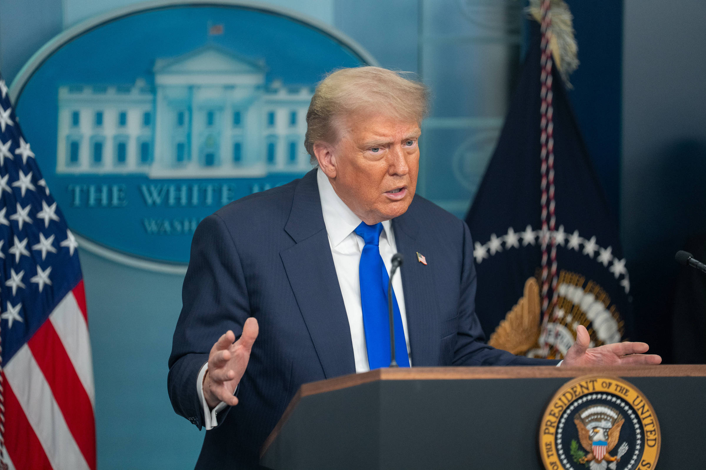 Canadá acelera remoção de barreiras comerciais em resposta a ameaças de Trump O presidente dos Estados Unidos, Donald Trump, conversa com a imprensa na Casa Branca, em Washington (Foto: Hu Yousong - 27.jun.25/Xinhua)