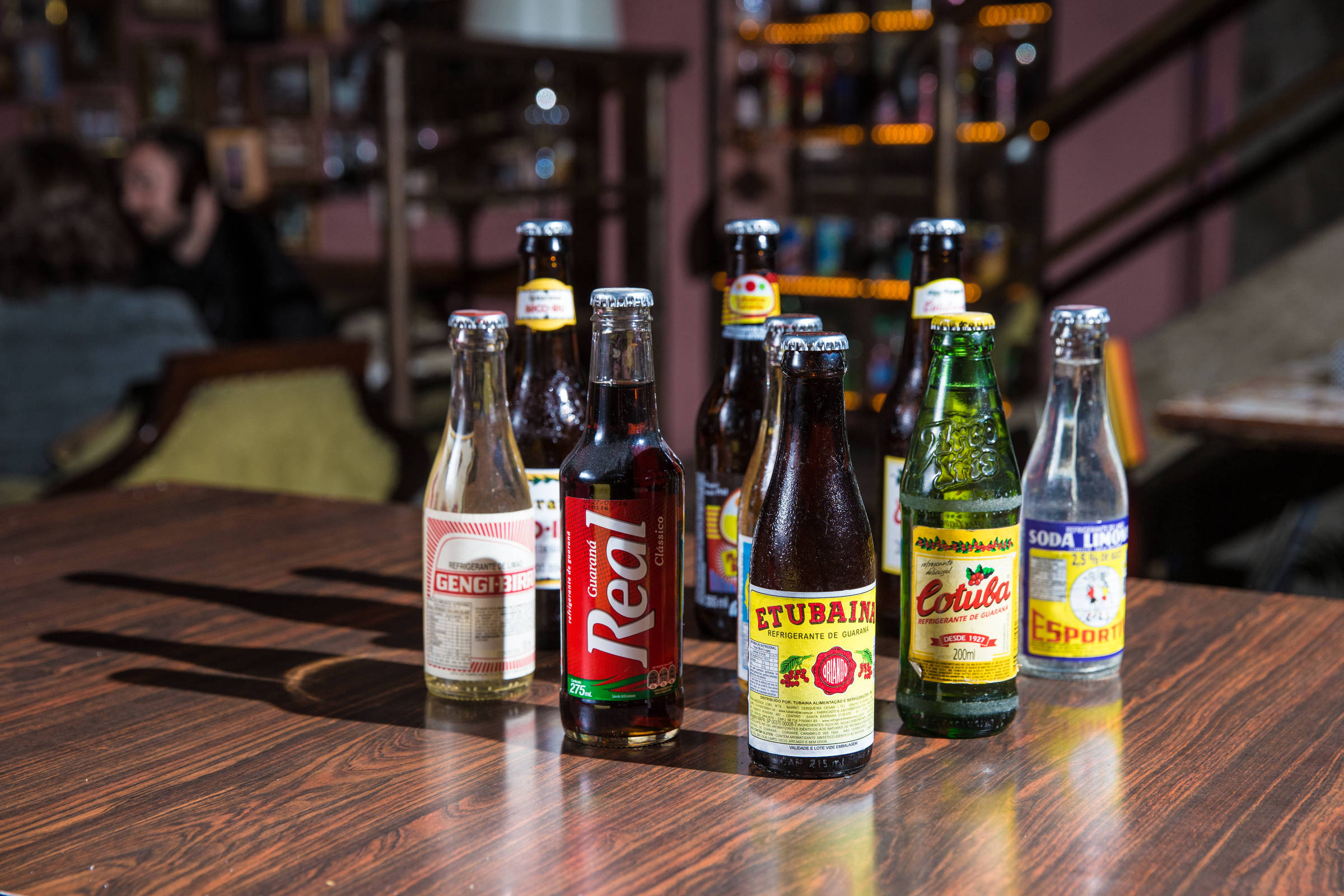 OMS sugere aumento de impostos para elevar preços de açúcar, álcool e tabaco em 50% Garrafas de refrigerante em bar de São Paulo (Foto: Alberto Rocha - 22.jul.2017/Folhapress)