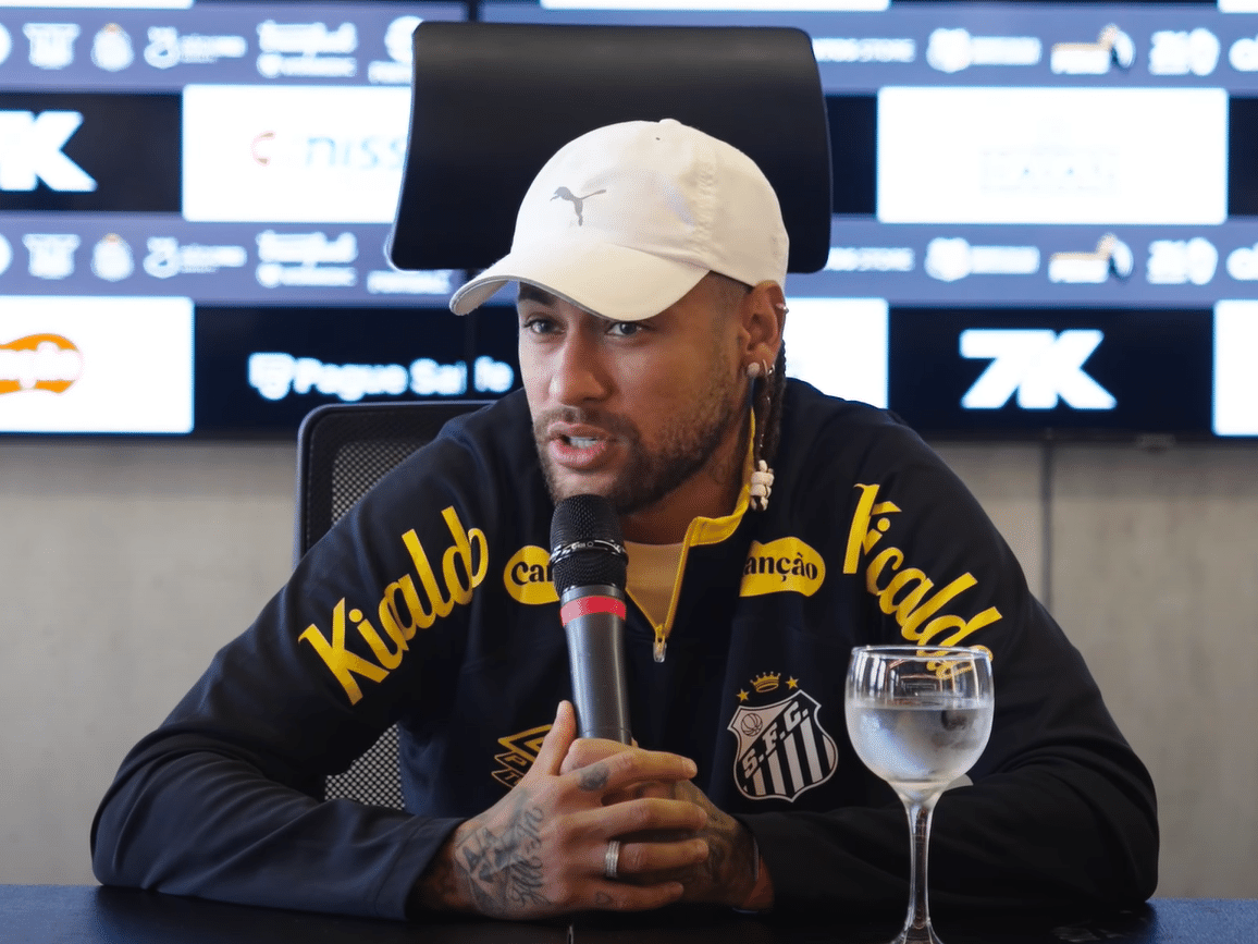 Neymar Jr. deu coletiva de imprensa para familiares e amigos após renovar com o Santos (Foto: Reprodução/Santos TV)