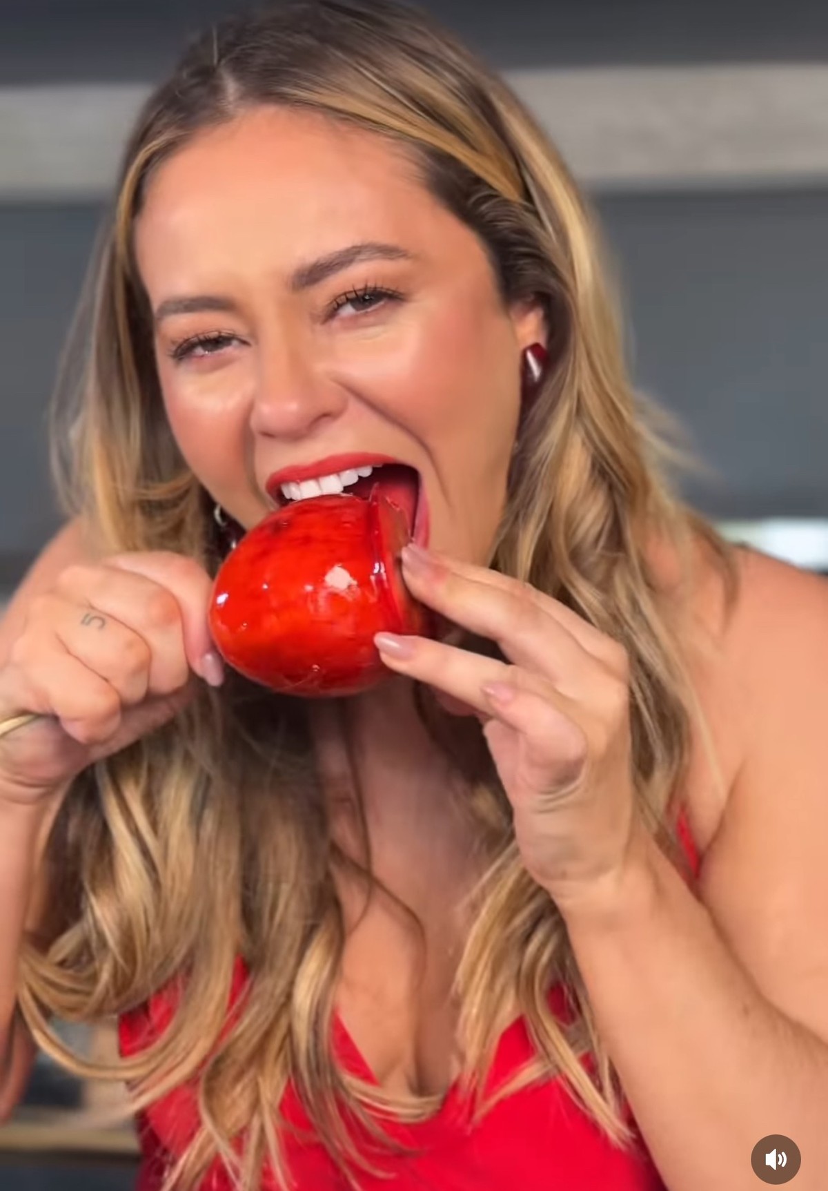 Paolla Oliveira surpreende fãs ao preparar deliciosa maçã do amor em vídeo Paolla se delicia com maçã do amor (Foto: reprodução instagram)