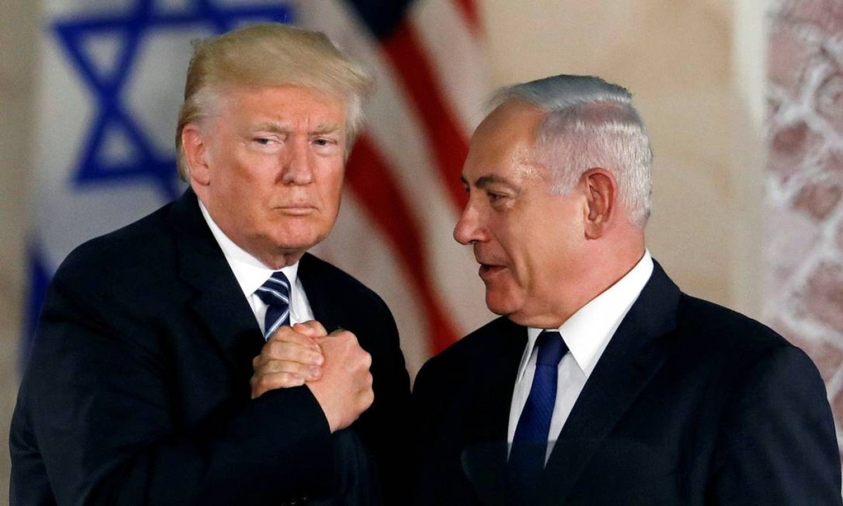 O presidente dos EUA, Donald Trump, e o primeiro-ministro israelense, Benjamin Netanyahu, apertam as mãos após discurso no Museu de Israel, em Jerusalém, em maio de 2017. (Foto: RONEN ZVULUN / REUTERS)