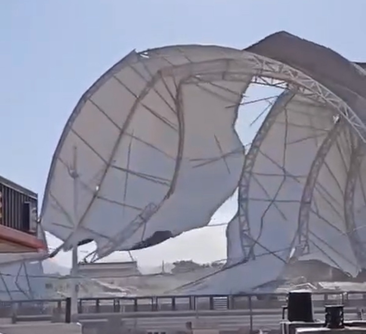 Ventos fortes destroem cobertura de arena e deixam 40 mil sem luz na Grande SP Estrutura que cobria arena de eventos foi derrubada por ventos de 65km/h (Foto: Reprodução)