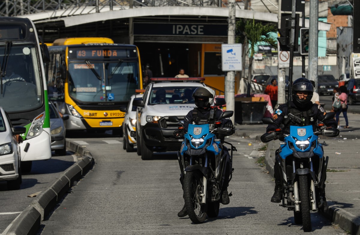Policiais em patrulhamento no Rio: estado teve aumento de 27% nos roubos de celular em junho (Foto: Gabriel de Paiva / Agência O Globo / 21-07-2025)