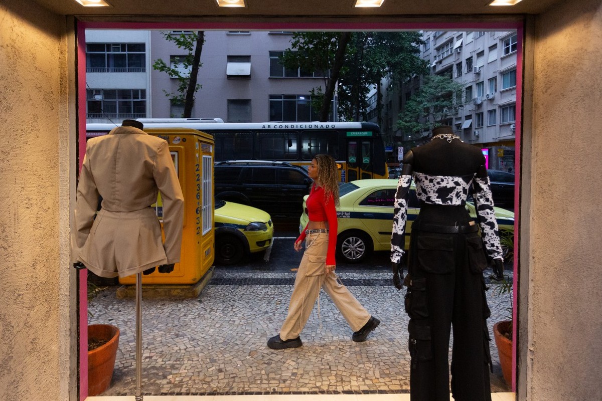 Inverno no Rio de Janeiro. Pessoas procuram vestimentas para o frio, como casacos, calças e botas. (Foto: Júlia Aguiar/ O Globo)