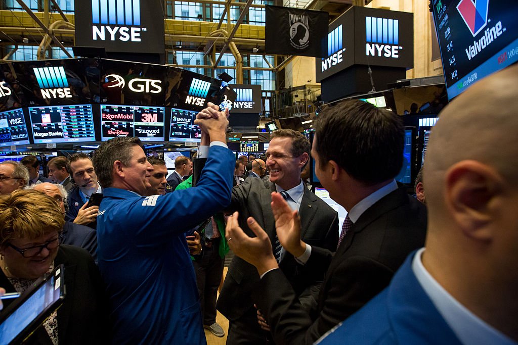 S&P 500 e Nasdaq alcançam máximas históricas e sinalizam recuperação econômica nos EUA S&P 500 atinge recorde dando sinais de que a economia está positiva (Foto: Michael Nagle/Bloomberg via Getty Images)