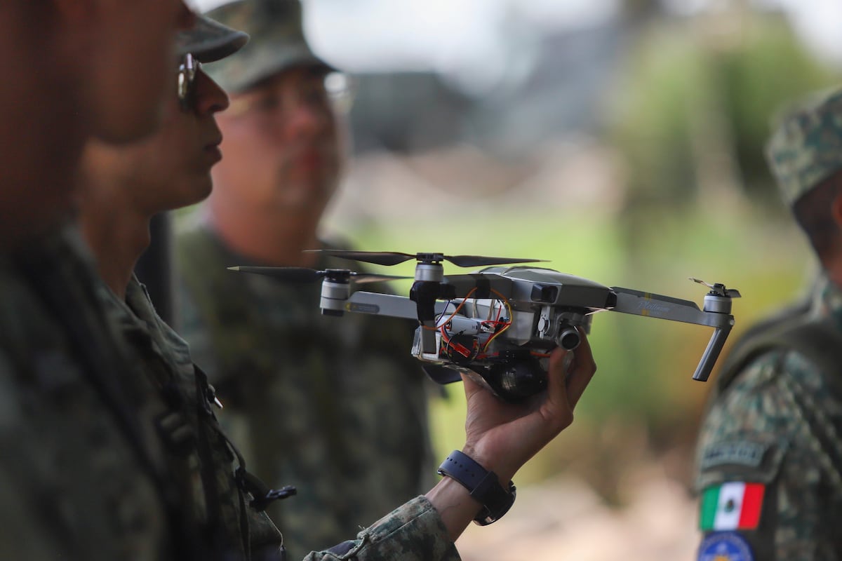 Sheinbaum descarta ameaças de drones do narcotráfico nos Estados Unidos Drones carregados com explosivos durante exercícios militares no Estado de México, no dia 10 de julho. (Foto: Daniel Augusto)