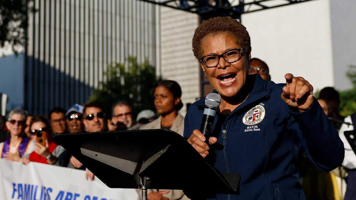 Trump processa Los Angeles e sua prefeita por políticas de proteção a imigrantes A prefeita de Los Angeles, Karen Bass, após as protestas ocorridas em 10 de junho na cidade. (Foto: CAROLINE BREHMAN/EFE)