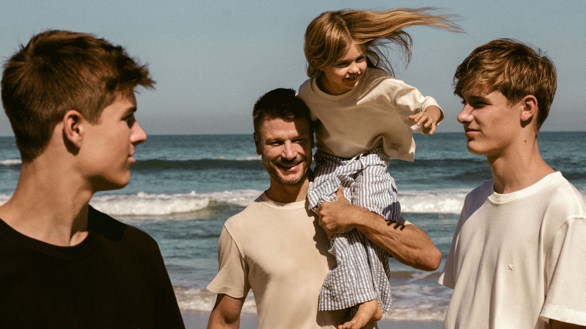 Rodrigo Hilbert e filhos protagonizam campanha sobre paternidade e desafios familiares Rodrigo Hilbert com os gêmeos João e Francisco, e a caçula, Maria Manoela (Foto: Divulgação)