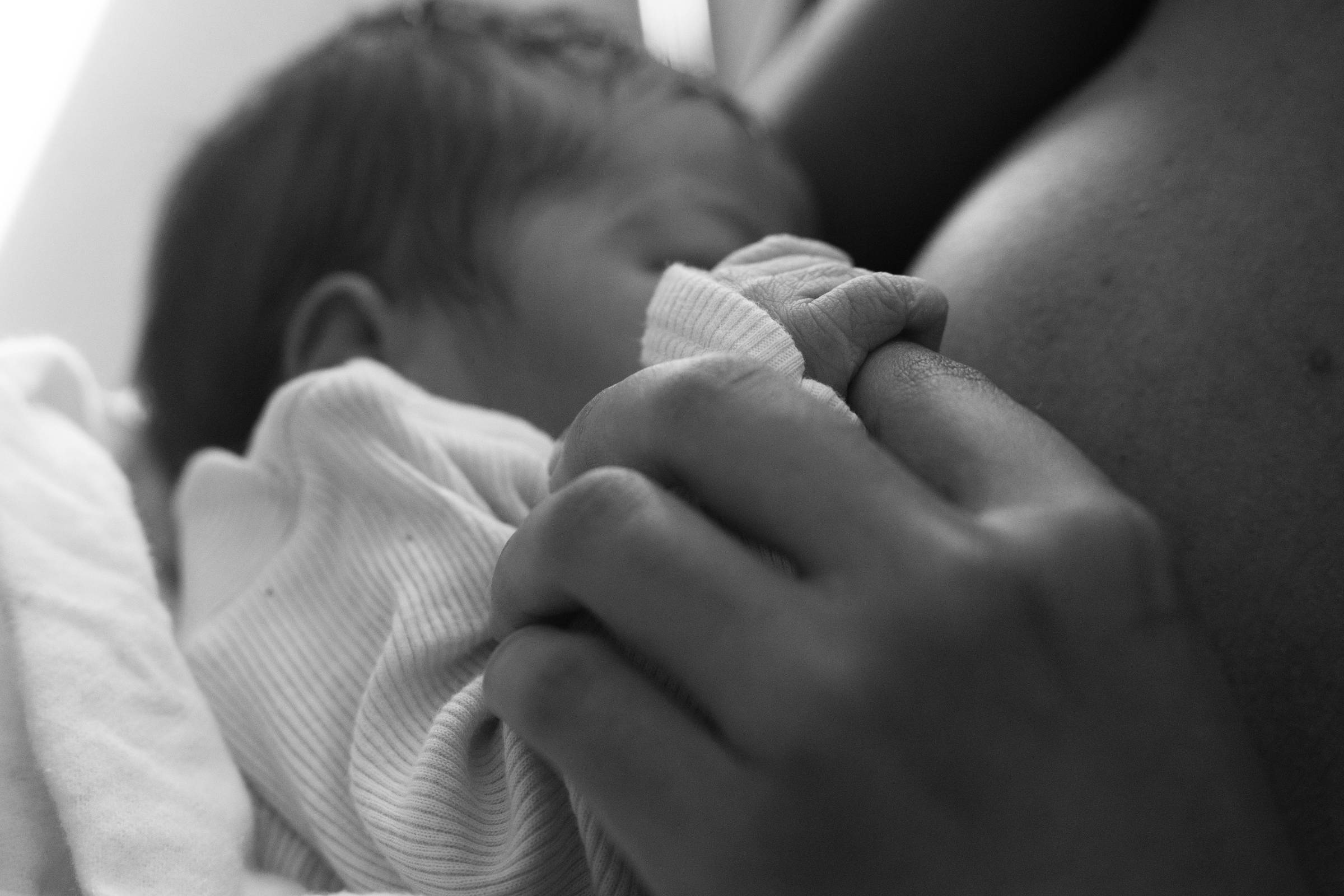 Maternidade em queda gera novos desafios sociais e econômicos para o Brasil Mãe amamenta filho recém-nascido em hospital de Juazeiro (BA) (Foto: Rafaela Araújo/Folhapress)