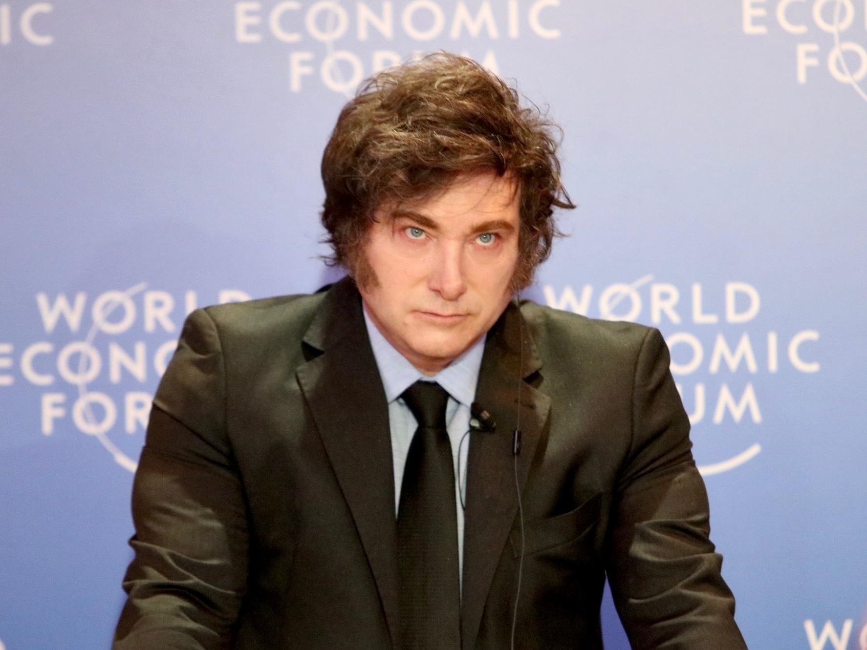 Governo Milei anuncia novos cortes fiscais para alcançar superávit no país Javier Milei em Davos (Foto: Casa Rosada)