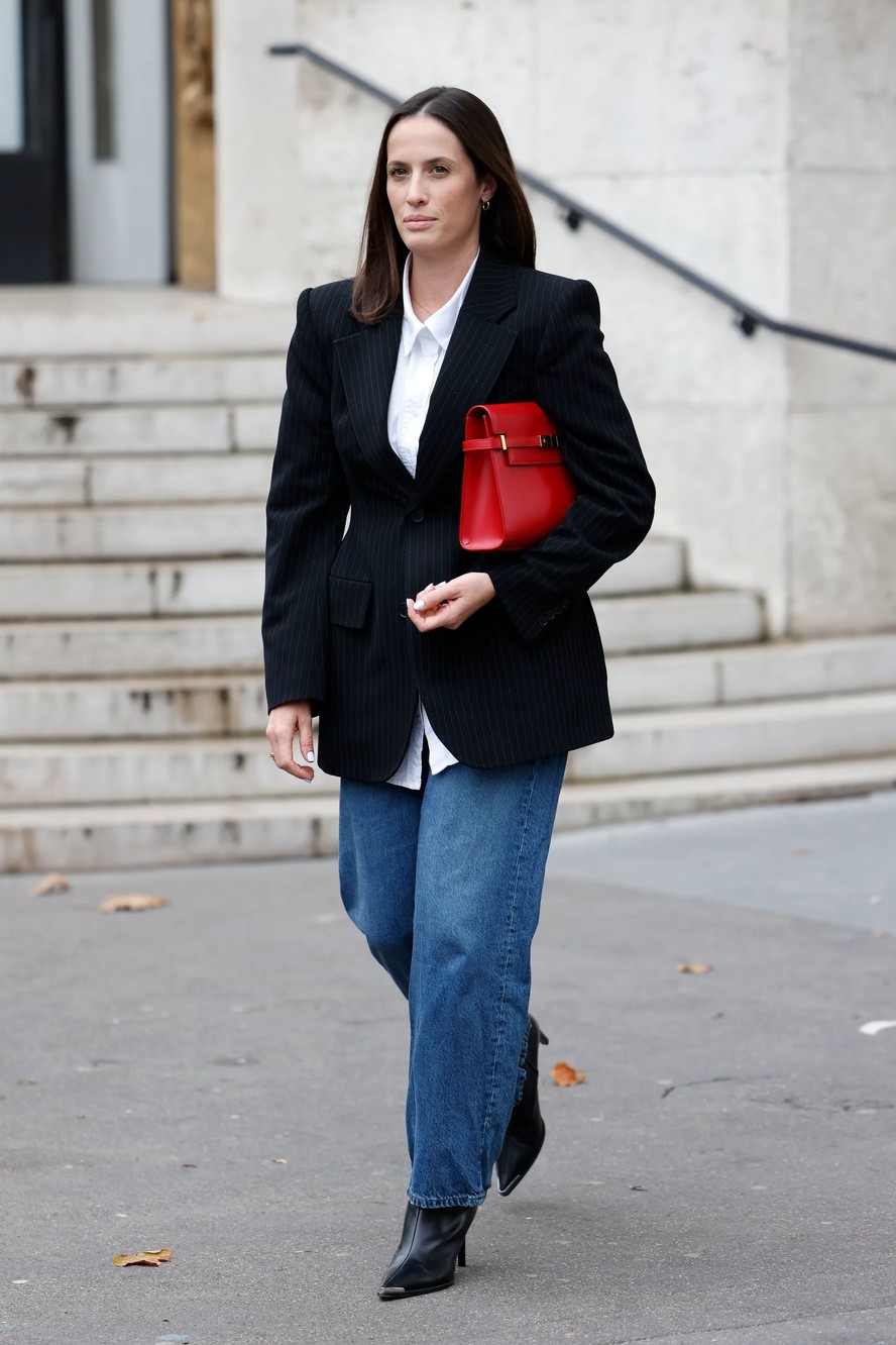 Combine botas de cano curto e jeans reto para arrasar no inverno 2025 Street style — Foto: Getty Images