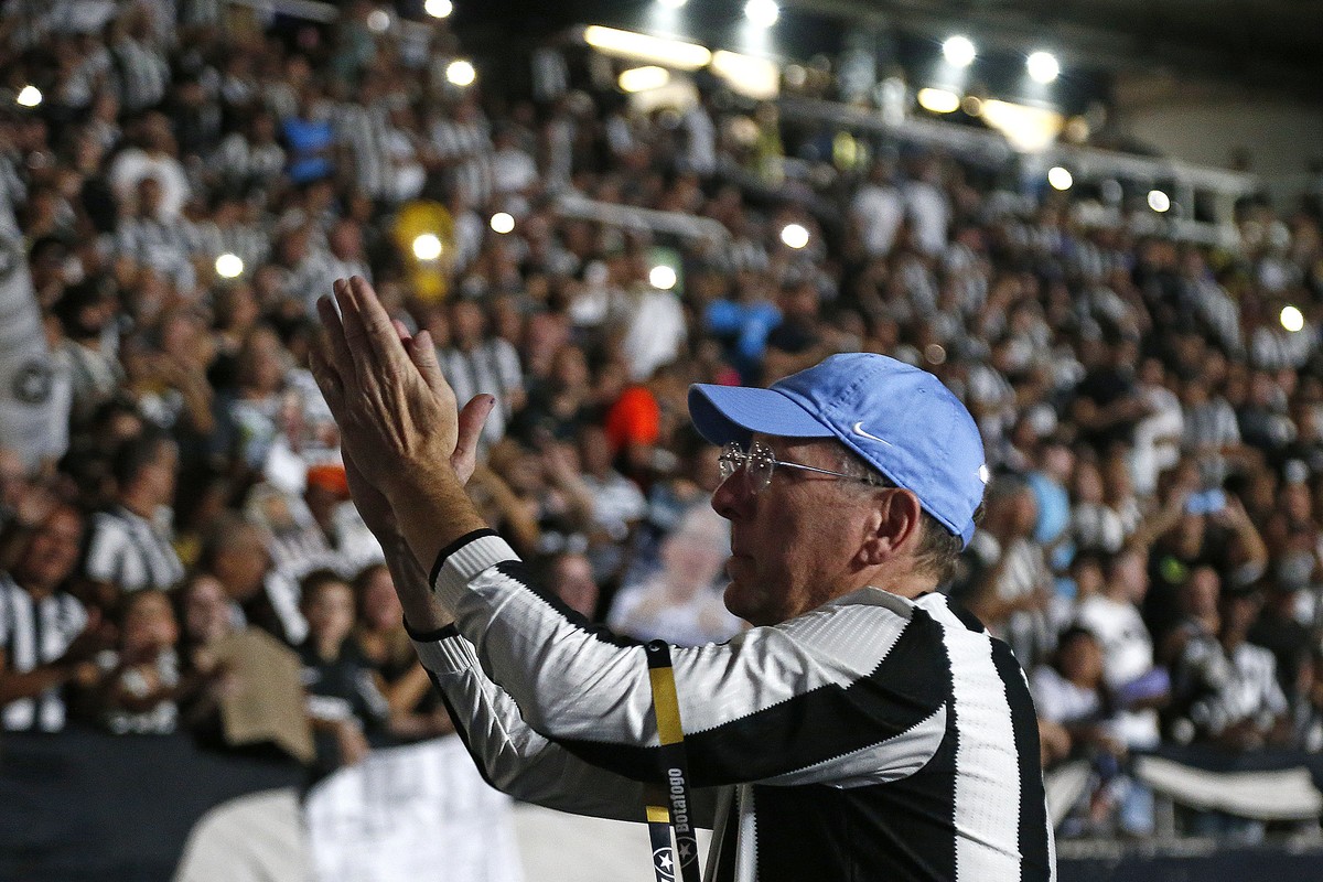 John Textor com a torcida do Botafogo no Nilton Santos (Foto: Vitor Silva/Botafogo)