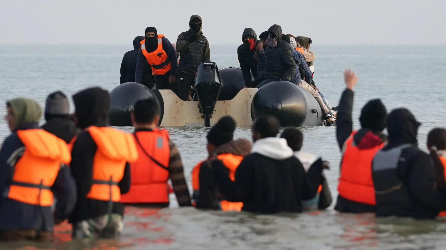 Aumenta o número de pessoas que cruzam o Canal da Mancha em pequenas embarcações Aumenta o número de pessoas que cruzam o Canal da Mancha em pequenas embarcações