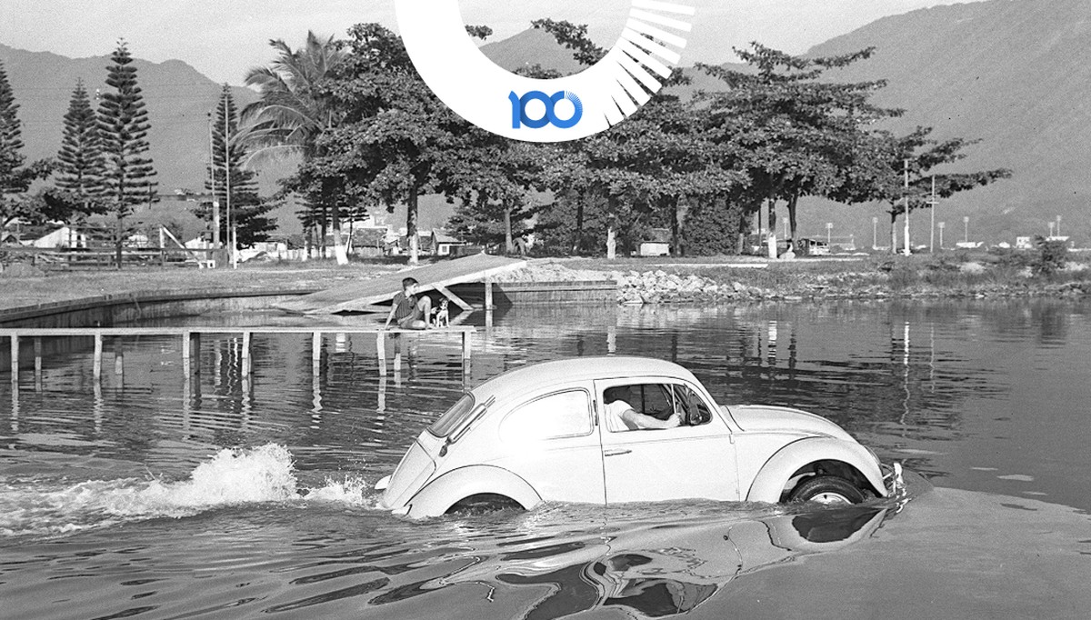 Fusca mergulha na Lagoa e revive momentos marcantes com Acervo O GLOBO Fusca Anfíbio de Mauro Salles na Lagoa Rodrigo de Freitas (Foto: Arquivo / Agência O Globo)