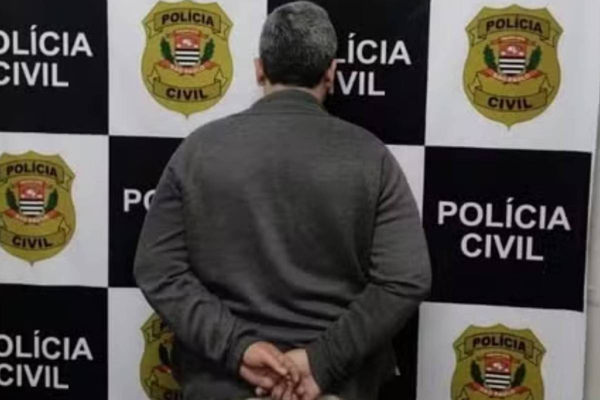 Professor condenado por estuprar 18 estudantes é preso escondido sob sofá Foragido há quase três anos, professor condenado por estuprar 18 alunas foi preso (Foto: Divulgação/Polícia Civil)