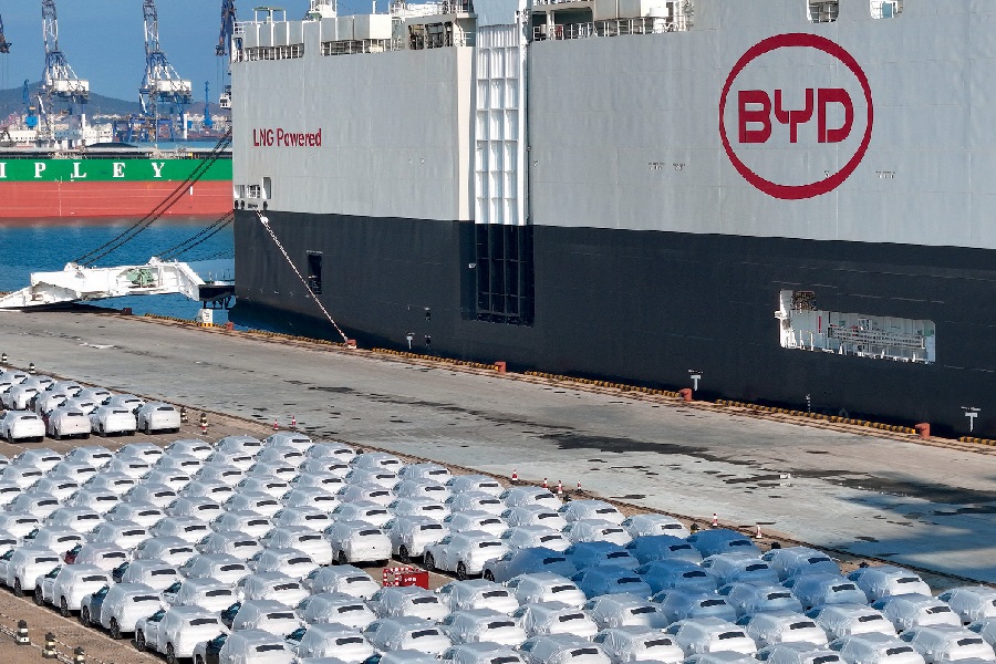 Navio da BYD carregado de carros chega ao Brasil (Foto: Costphoto/Getty Images)