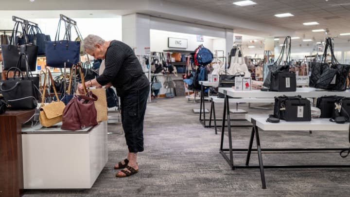 Aumento de preços nas lojas americanas acelera devido a tarifas comerciais Um cliente faz compras por uma bolsa em uma loja Macy's em 25 de março de 2025, em Austin, Texas. (Foto: Brandon Bell | Getty Images News | Getty Images)