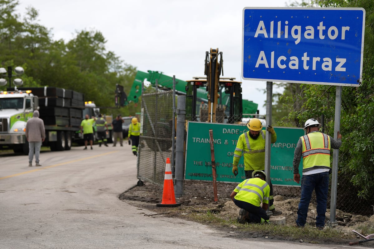 Trump revela estratégia inusitada para escapar de situações complicadas Operários instalam o cartel da prisão Alligator Alcatraz na via de entrada de suas instalações, em 3 de julho, na Flórida. (Foto: Associated Press/LaPresse)