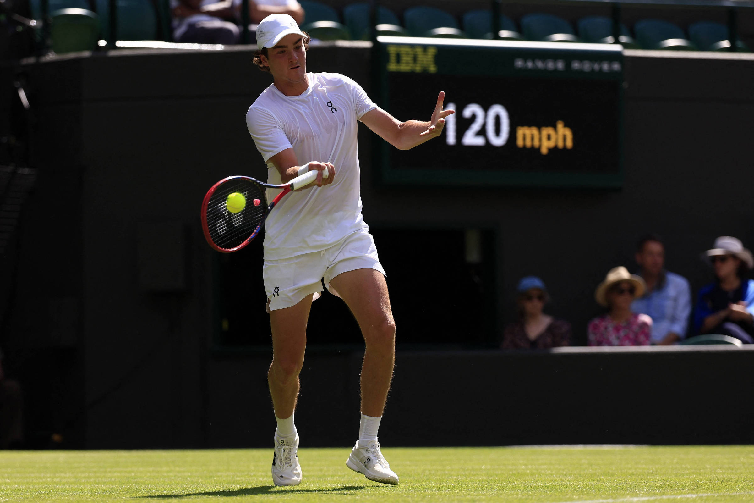 João Fonseca vence britânico e avança na primeira rodada de Wimbledon João Fonseca rebate a bola durante partida contra Jacob Fearnley em Wimbledon (Foto: Andrew Couldridge/Reuters)