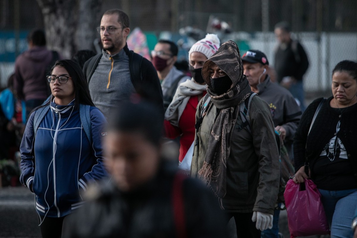Frio intenso persiste no Centro-Sul e traz possibilidade de neve nesta quarta-feira Look de inverno: casacos, gorros e luvas começam a ser tirados dos armários para os dias frios no Rio, que teve recorde de mínima — Foto: Brenno Carvalho / Agência O Globo