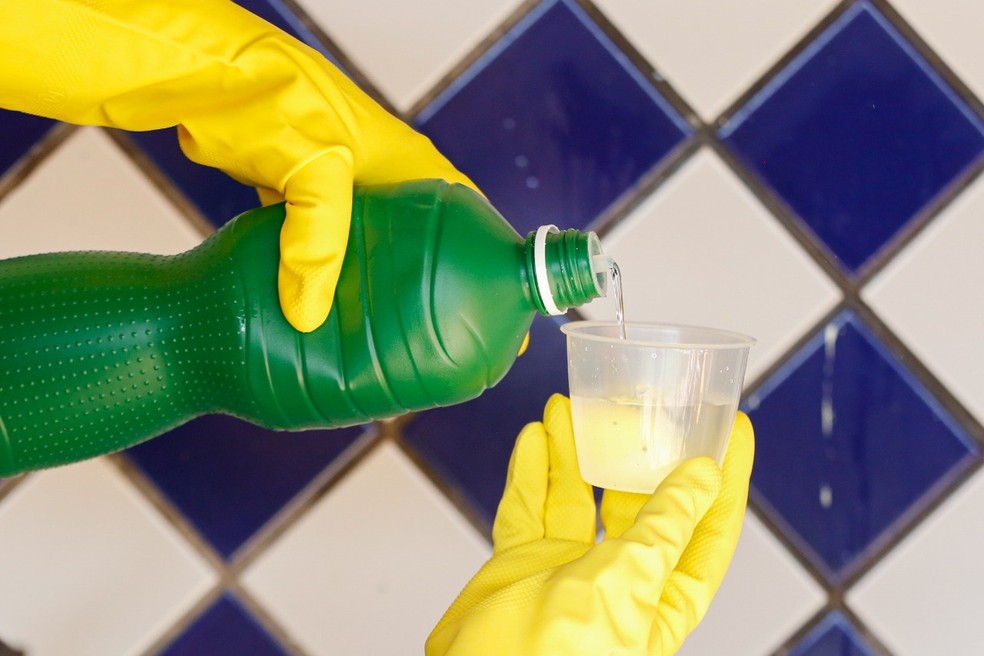 Misturar água sanitária e álcool pode causar reações perigosas na limpeza Veja como usar corretamente a água sanitária — Foto: Walterson Rosa/CFQ