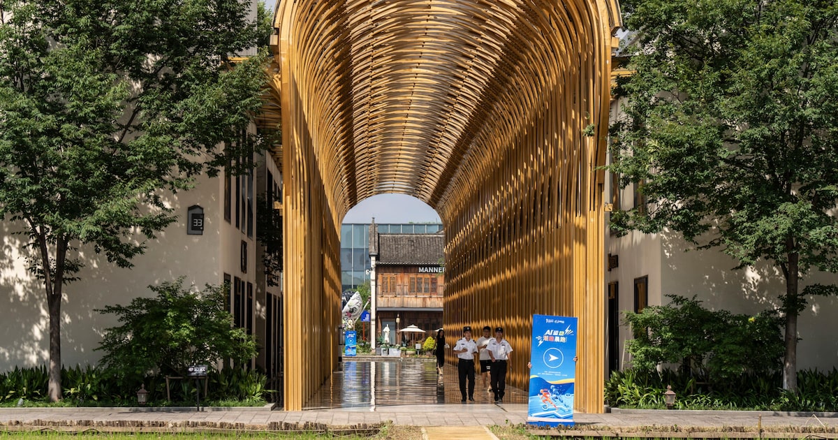 Os governos locais impulsionaram o crescimento das startups de IA com a construção de empreendimentos como o Dream Town em Hangzhou, cidade que abriga a Alibaba, a DeepSeek e um crescente pool de talentos em IA (Foto: Qilai Shen/NYT)