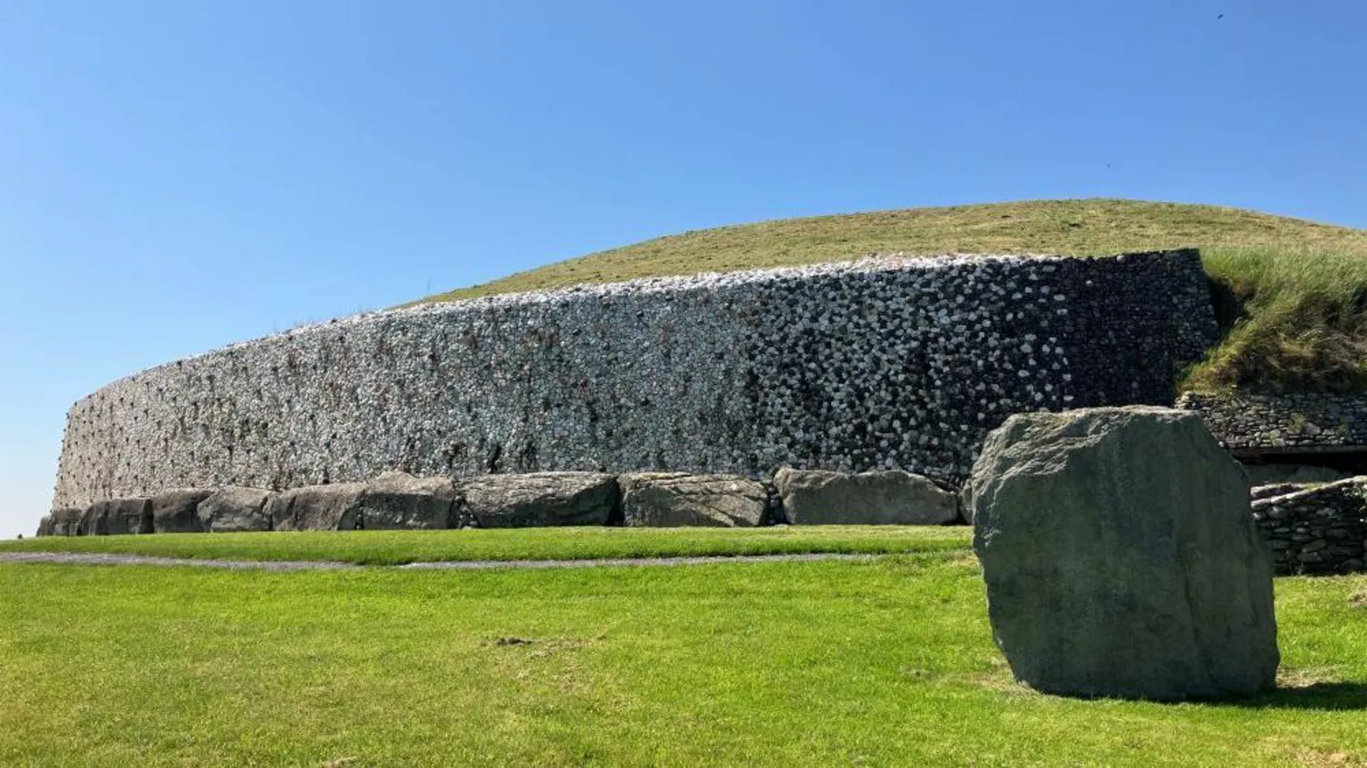 Túmulo irlandês antigo revela que elite social não era seu único uso Acredita-se há muito tempo que o sepultamento no túmulo de Newgrange era privilégio de reis e outras dignidades (Foto: BBC)