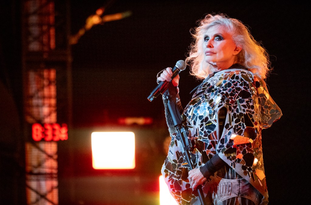 Debbie Harry fala sobre expectativas de imagem na música e sua vontade de trabalhar Debbie Harry, da banda Blondie, revelou que passar por cirurgia plástica "pareceu necessário" para manter sua carreira. (Foto: Reprodução)