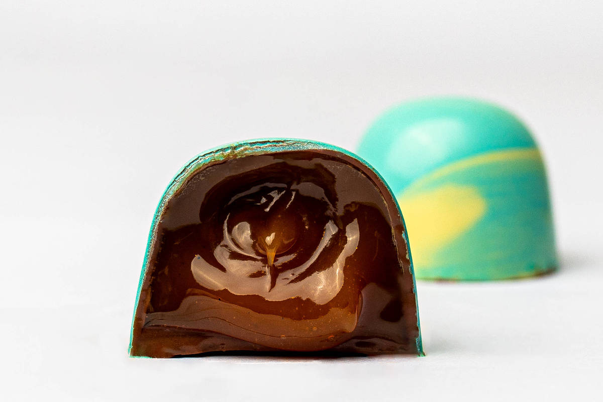 Data promove distribuição de bombons e ofertas imperdíveis em São Paulo Bombom de chocolate e caramelo da Mica, marca artesanal (Foto: Divulgação)