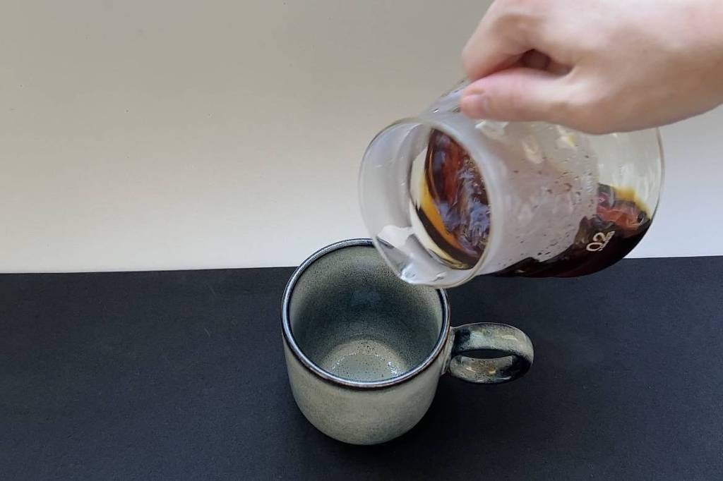 Café brasileiro de qualidade é destinado principalmente à exportação Café coado é preparado; hoje, parte dos grãos de maior qualidade ficam no Brasil (Foto: David Lucena/Folhapress)