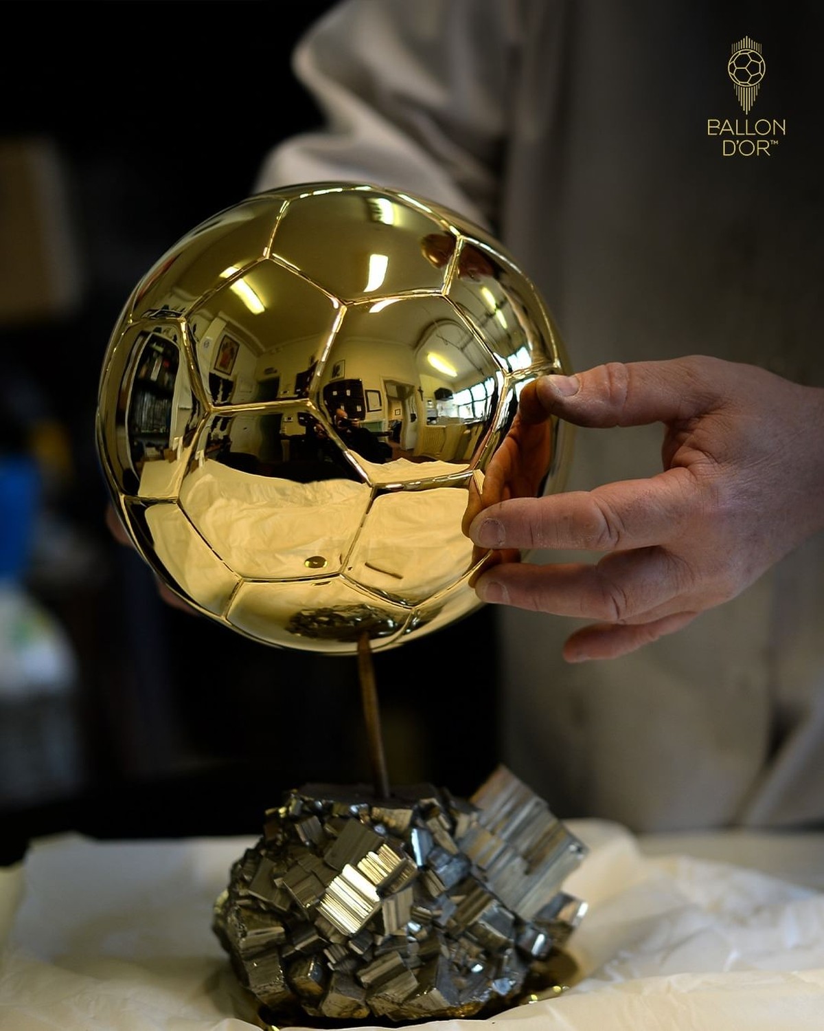 Troféu da Bola de Ouro (Foto: Reprodução Instagram)